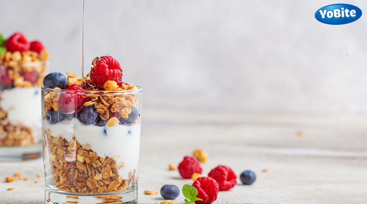 Sữa chua kết hợp với granola và trái cây